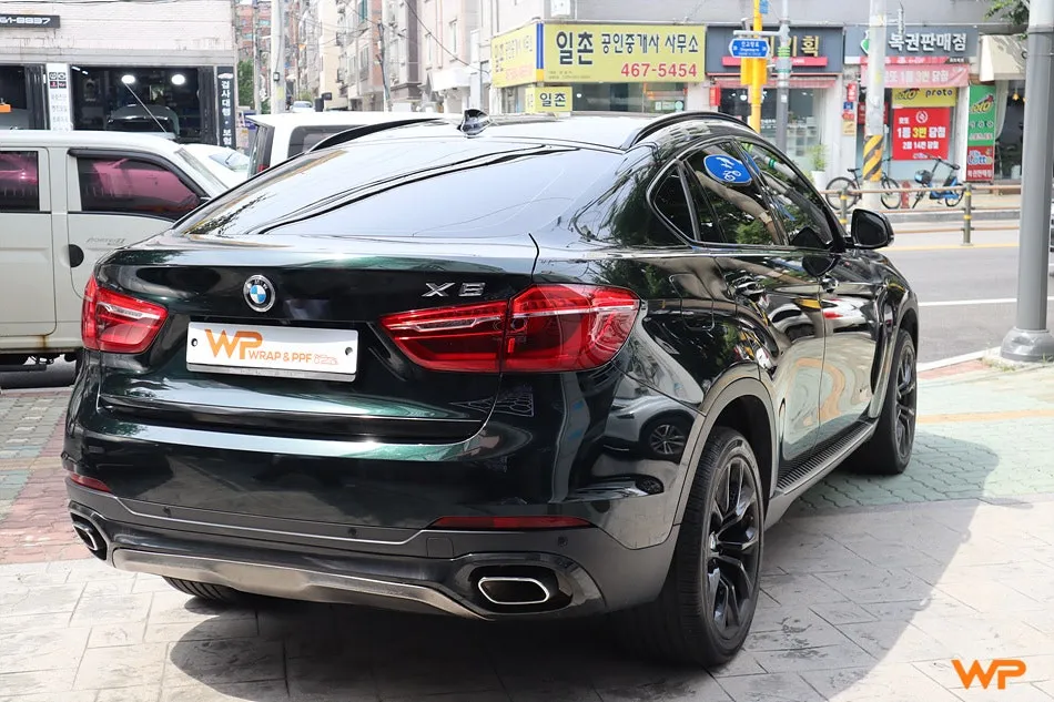 BMW X6 F16のカーラッピング事例|エメラルドグリーンへの変身 施工写真 1-3