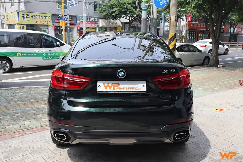 BMW X6 F16のカーラッピング事例|エメラルドグリーンへの変身 施工写真 3-3