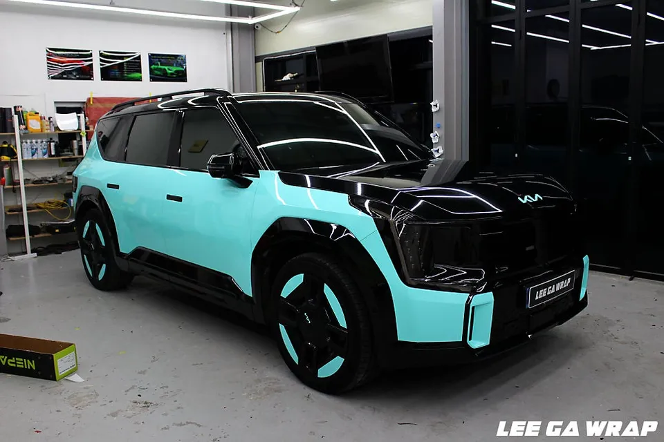 Kia EV9のカーラッピング事例｜ティファニーブルーの高級感 施工写真 1-3