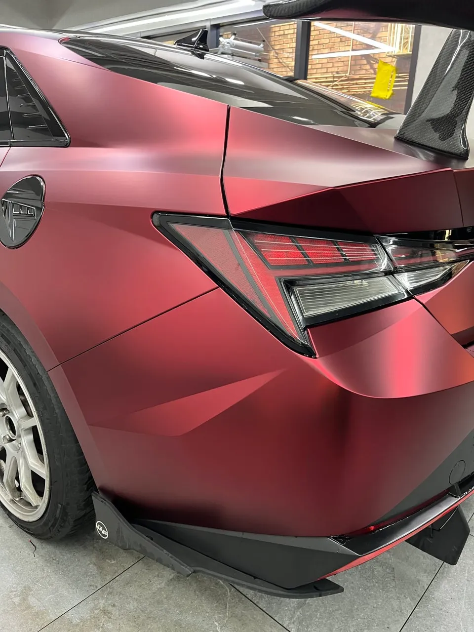 Hyundai Elantra Nのカーラッピング事例|クロムレッドの魅力 施工写真 3-1