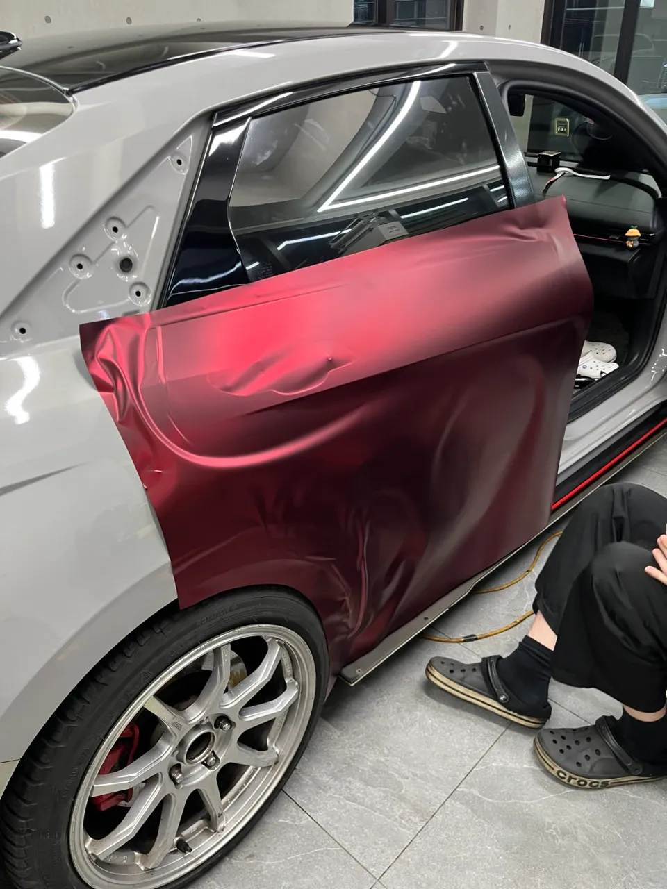 Hyundai Elantra Nのカーラッピング事例|クロムレッドの魅力 施工写真 3-3