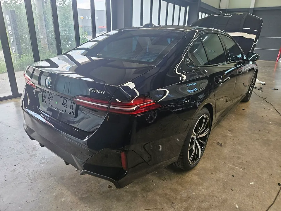 BMW 5 Series vinyl wrap - BMW 5 Series Black Grille Wrap Review — Enhanced Aesthetics photo 3