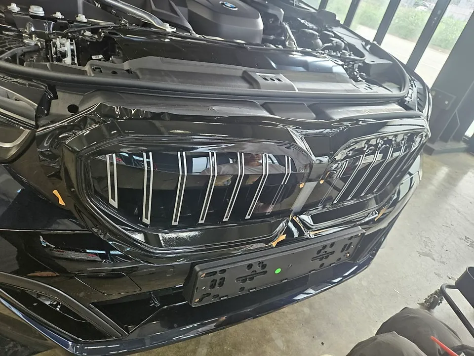 BMW 5 Series vinyl wrap - BMW 5 Series Black Grille Wrap Review — Enhanced Aesthetics photo 4