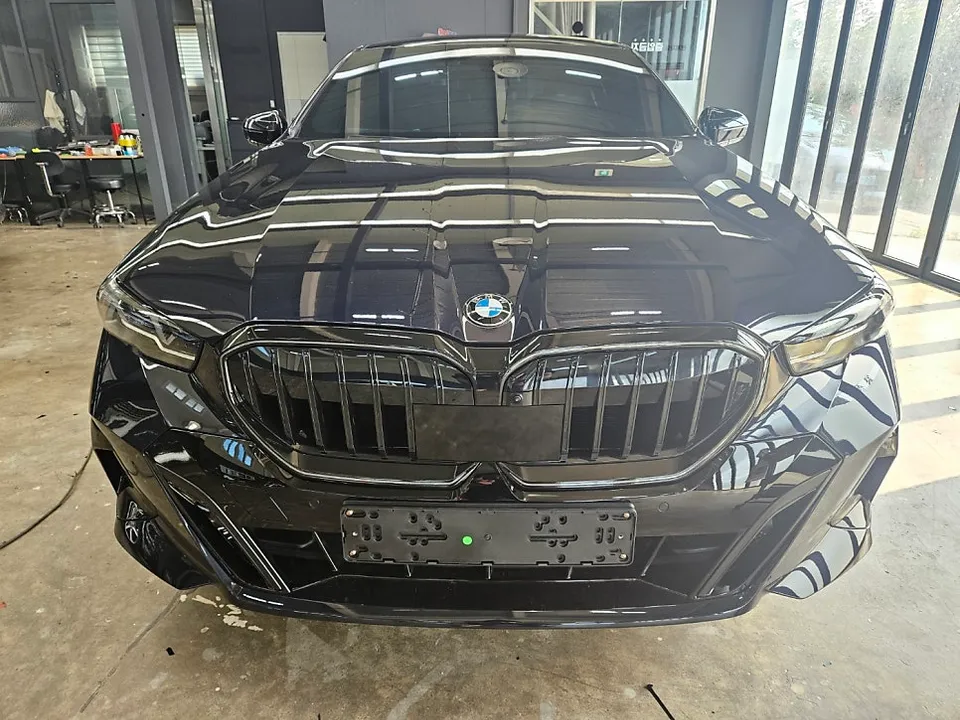 BMW 5 Series vinyl wrap - BMW 5 Series Black Grille Wrap Review — Enhanced Aesthetics photo 5