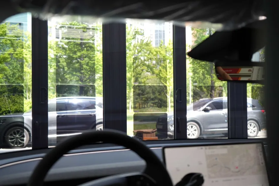 Tesla Model Y window tinting - Tesla Model Y Window Tinting Review: Balanced Brightness with 30% photo 7