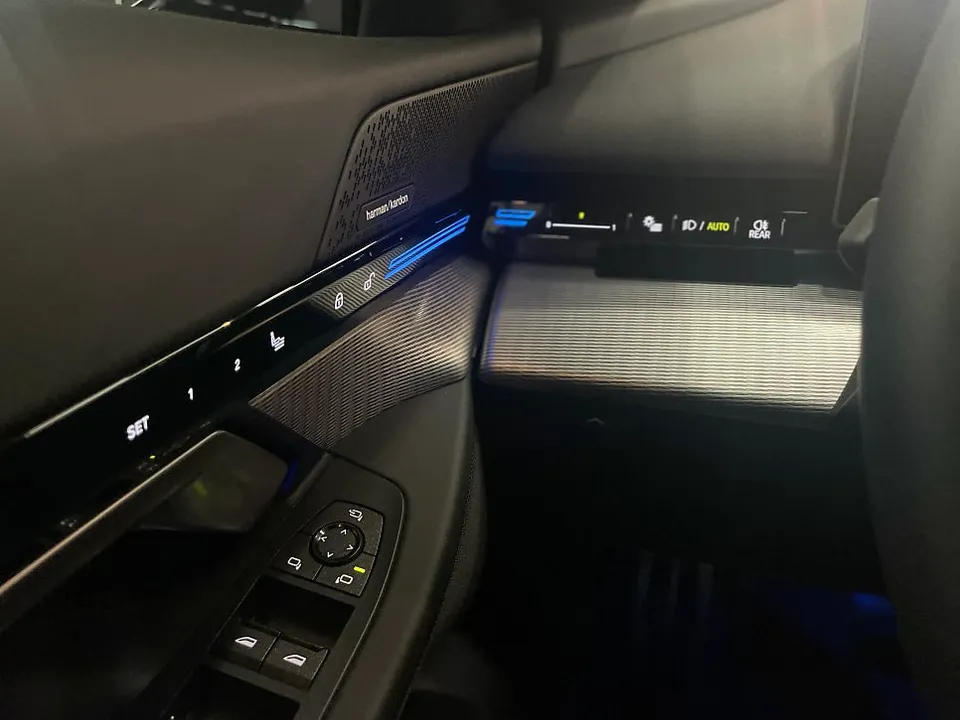 BMW 5 Series G60 vinyl wrap - BMW 5 Series G60 Vinyl Wrap Review: Interior Upgrade photo 4