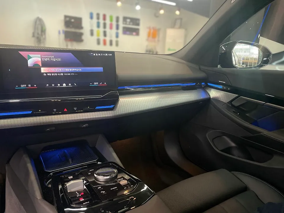 BMW 5 Series G60 カーラッピング事例｜室内ドレスアップ 施工写真 4-1
