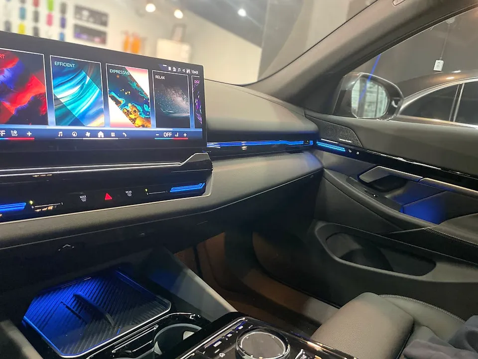 BMW 5 Series G60 カーラッピング事例｜室内ドレスアップ 施工写真 3-2