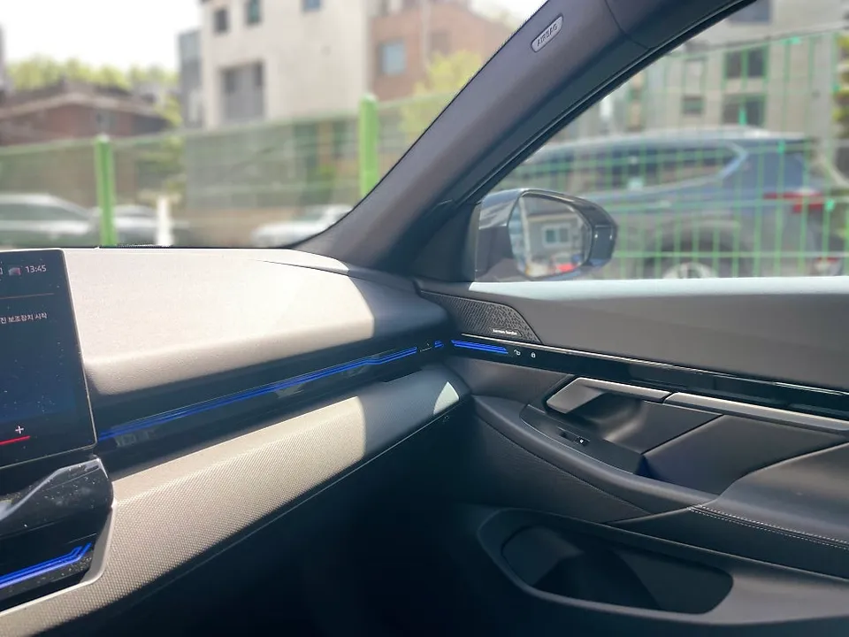 BMW 5 Series G60 カーラッピング事例｜室内ドレスアップ 施工写真 4-2