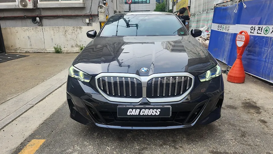BMW 5 Series G60 カーラッピング事例｜室内ドレスアップ 施工写真 1-3