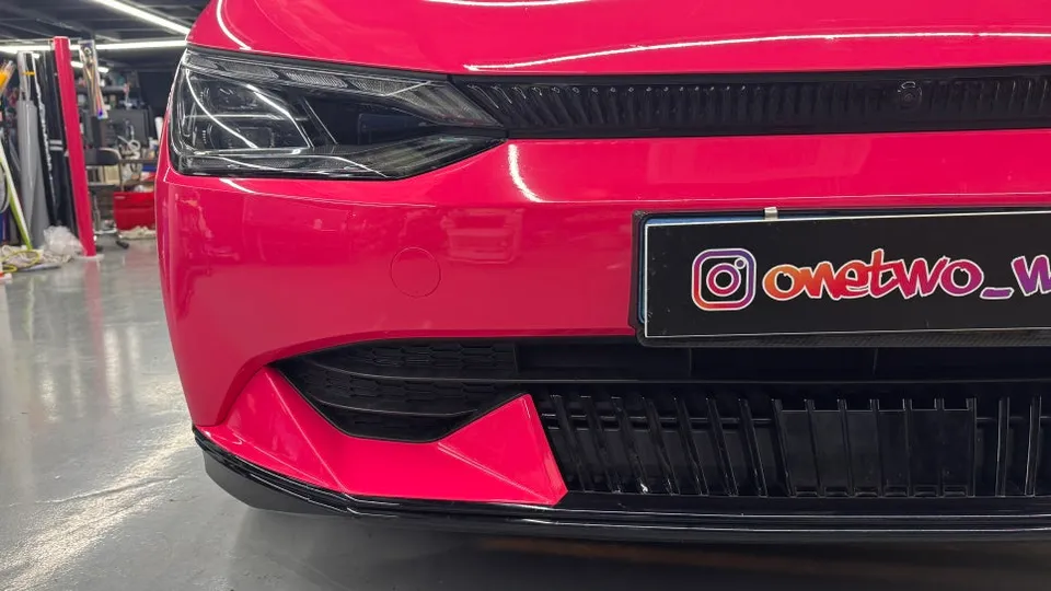 Kia EV6のカーラッピング事例|ホットピンクで個性を演出 施工写真 4-1
