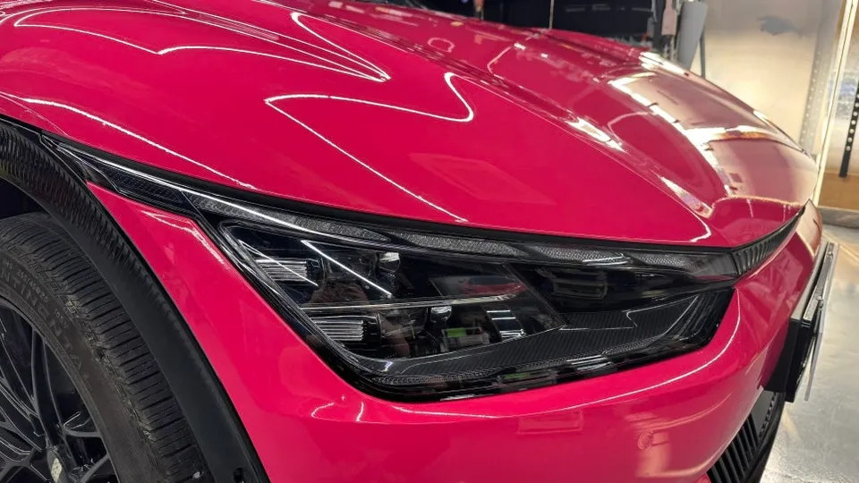 Kia EV6のカーラッピング事例|ホットピンクで個性を演出 施工写真 3-2