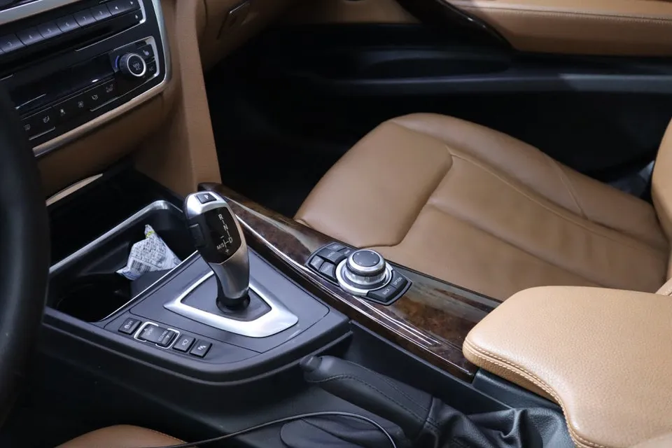 BMW 3GT vinyl wrap - BMW 3GT Vinyl Wrap Review: Refreshing the Interior photo 3