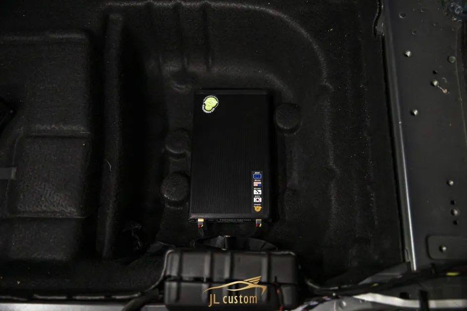 Mercedes-Benz CLS dash cam - Mercedes-Benz CLS Dash Cam & Battery Installation Guide photo 4