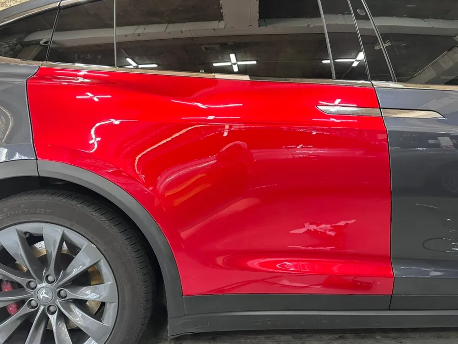 Tesla Model Xのカーラッピング事例|レッドメタリック 施工写真 2-1