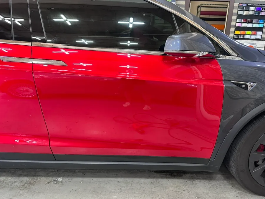 Tesla Model Xのカーラッピング事例|レッドメタリック 施工写真 3-1