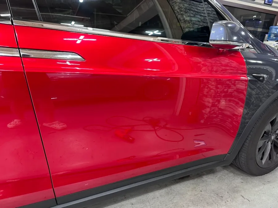 Tesla Model Xのカーラッピング事例|レッドメタリック 施工写真 1-2
