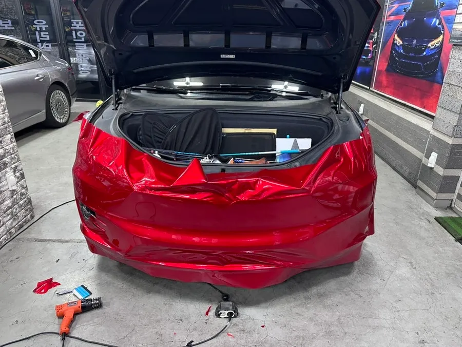 Tesla Model Xのカーラッピング事例|レッドメタリック 施工写真 1-3