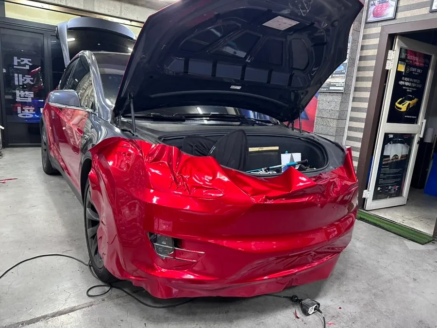 Tesla Model Xのカーラッピング事例|レッドメタリック 施工写真 2-3