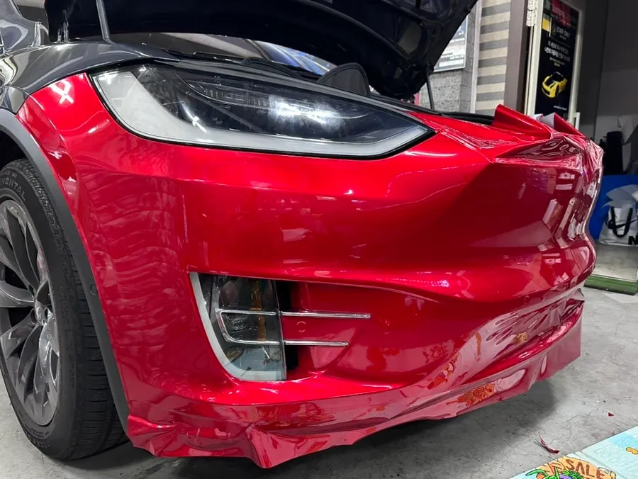 Tesla Model Xのカーラッピング事例|レッドメタリック 施工写真 3-3