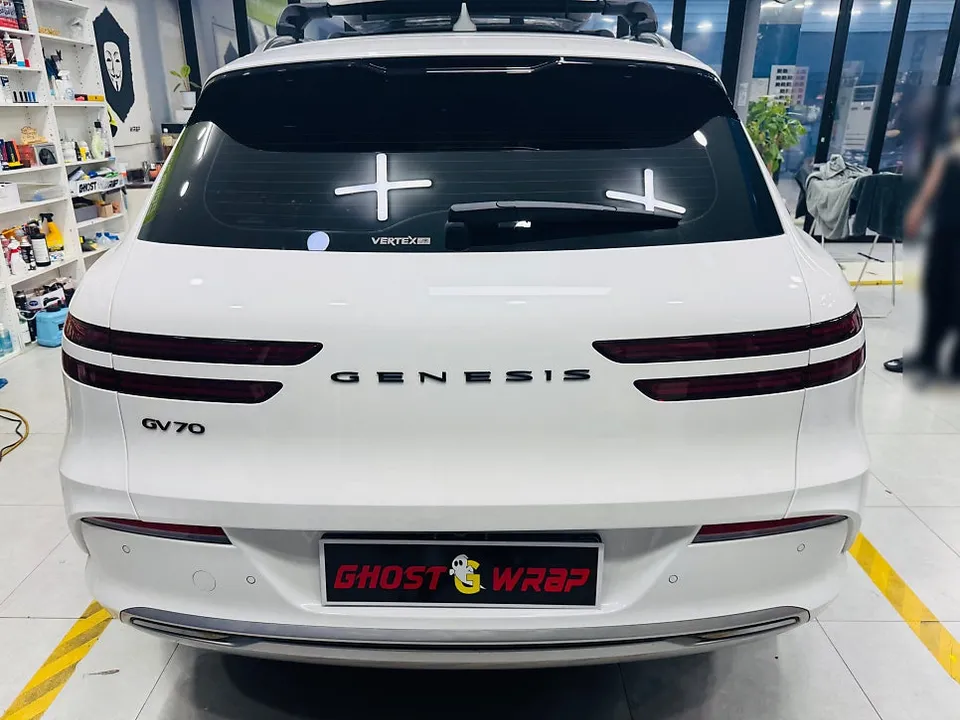 Genesis GV70のラッピング事例：ブラック化で印象激変 施工写真 1-2