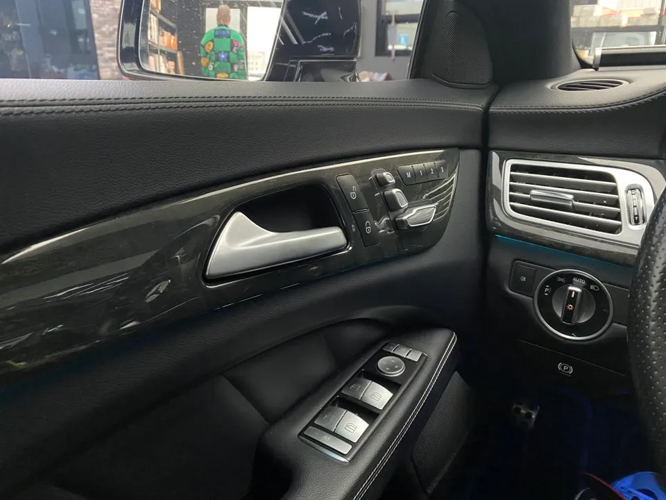 Mercedes-Benz CLS Ambient Lighting Review — Brighter, 12 Colors photo 2