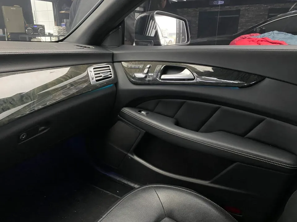 Mercedes-Benz CLS ambient lighting - Mercedes-Benz CLS Ambient Lighting Review — Brighter, 12 Colors photo 3