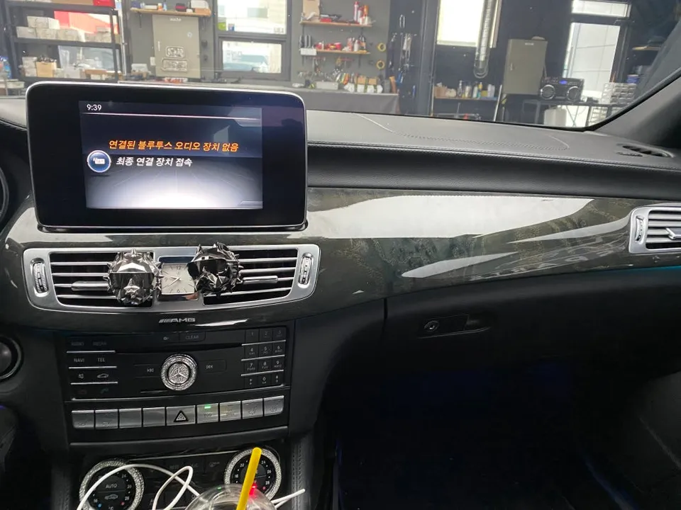 Mercedes-Benz CLS ambient lighting - Mercedes-Benz CLS Ambient Lighting Review — Brighter, 12 Colors photo 4