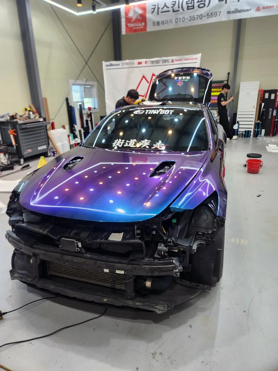 Kia Stingerのカーラッピング事例|タイニーボットカメレオン 施工写真 2-2