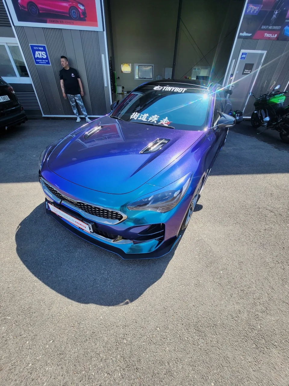 Kia Stingerのカーラッピング事例|タイニーボットカメレオン 施工写真 2-3