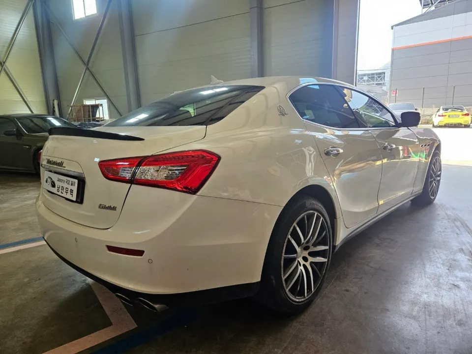 Maserati GhibliのAndroid Auto・CarPlay取付事例 施工写真 2-1