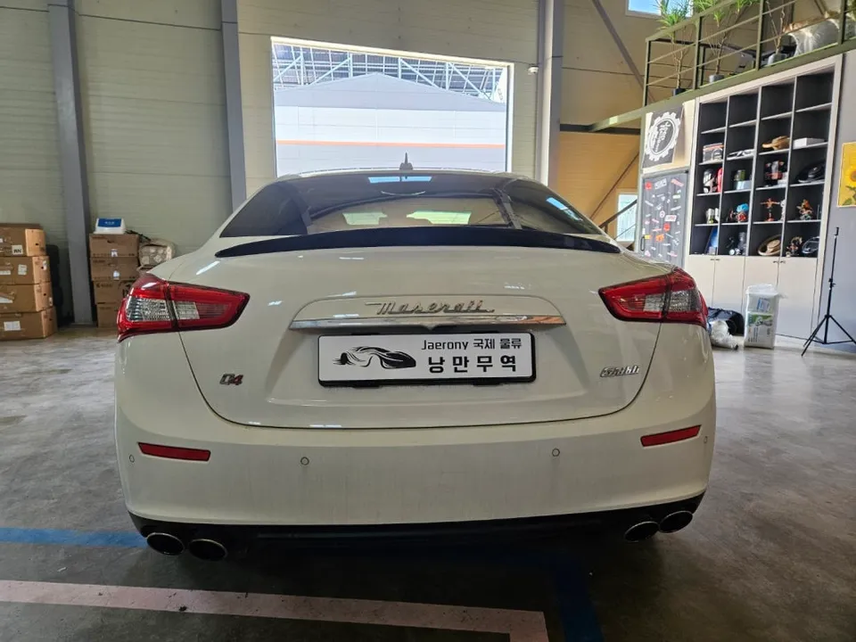 Maserati GhibliのAndroid Auto・CarPlay取付事例 施工写真 3-1