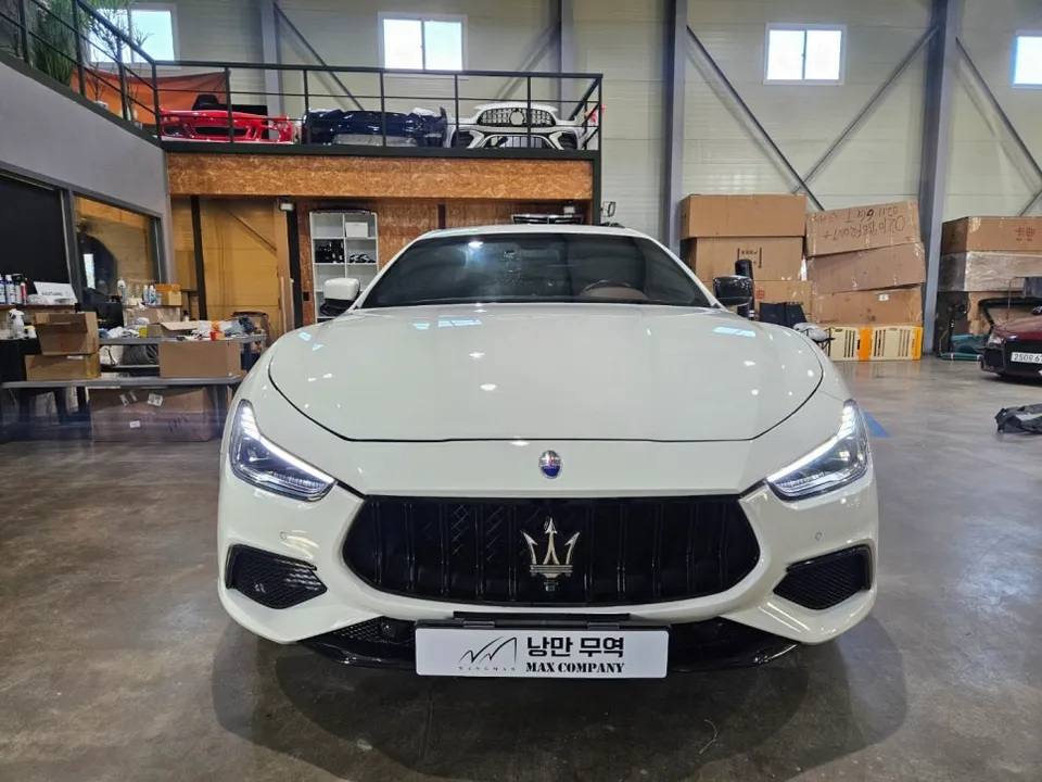 Maserati GhibliのAndroid Auto・CarPlay取付事例 施工写真 1-3