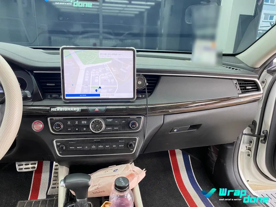 Kia K7 YGのカーラッピング事例|内装ウッドのイメージチェンジ 施工写真 2-1