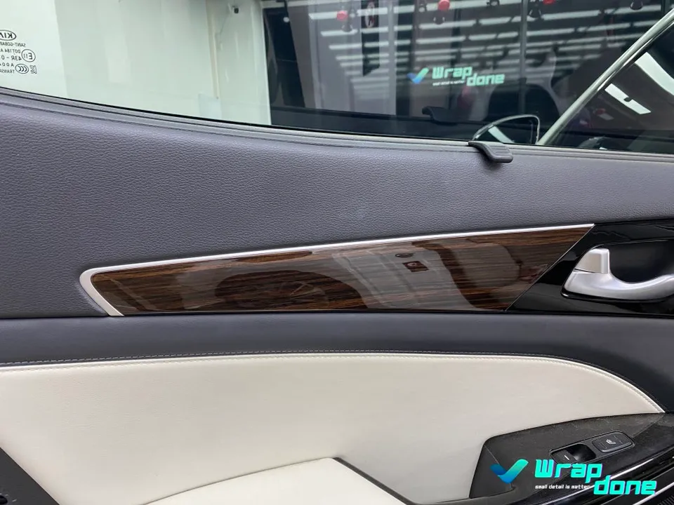 Kia K7 YGのカーラッピング事例|内装ウッドのイメージチェンジ 施工写真 2-2