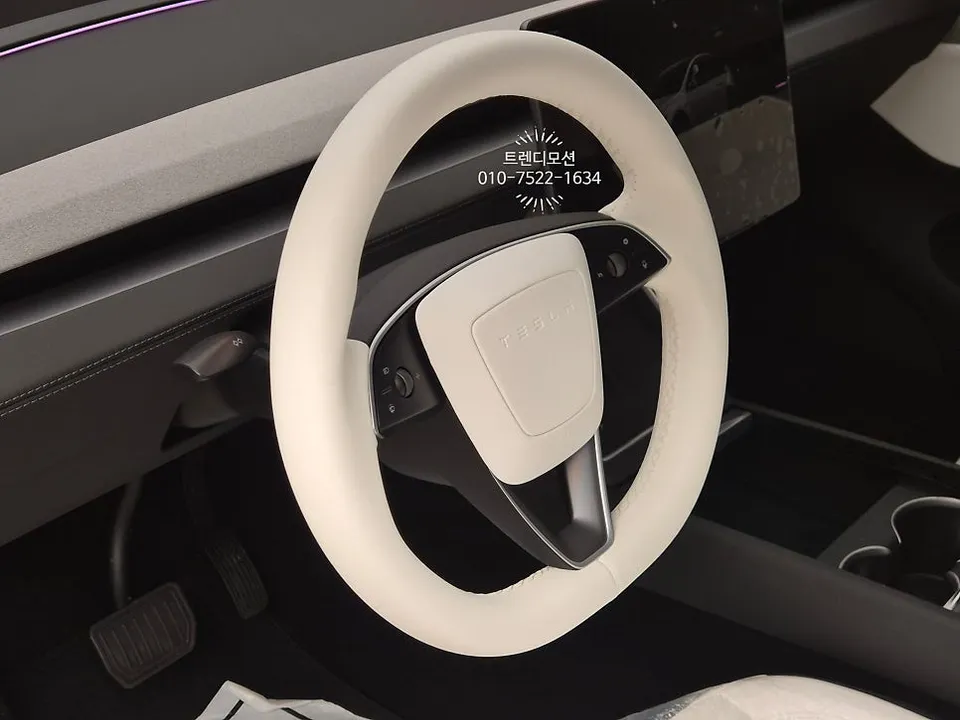 Tesla Model Y steering wheel - Tesla Model Y Steering Wheel Customization Review photo 2
