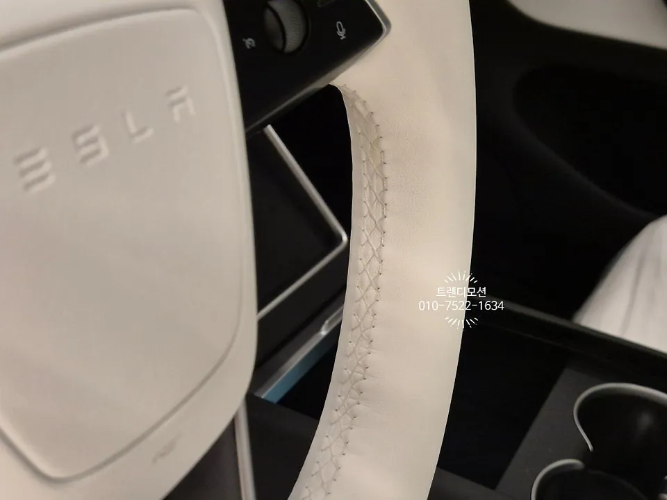 Tesla Model Y steering wheel - Tesla Model Y Steering Wheel Customization Review photo 4