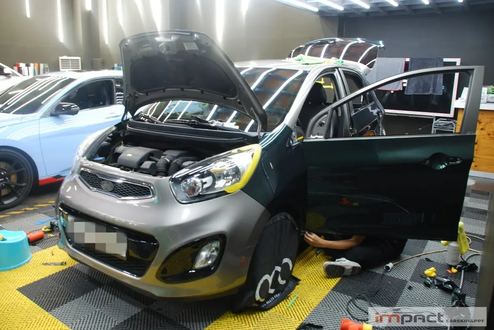 Kia Morningのカーラッピング事例｜MCフィルムで高級感アップ 施工写真 4-1