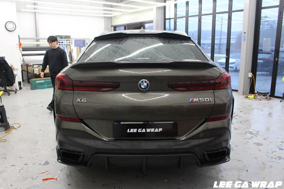 BMW X6のカーラッピング事例｜サテンシルバーとヘッドライト 施工写真 3-1