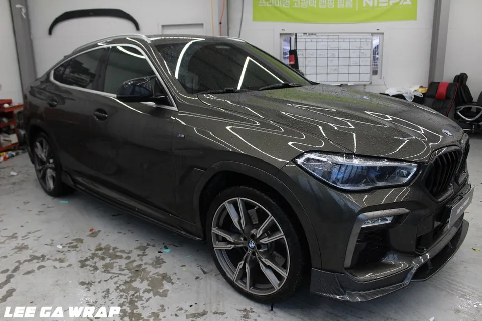 BMW X6のカーラッピング事例｜サテンシルバーとヘッドライト 施工写真 2-2