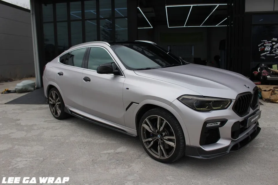 BMW X6のカーラッピング事例｜サテンシルバーとヘッドライト 施工写真 3-2