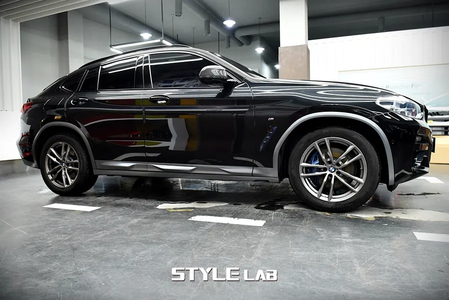 BMW X4 G02 vinyl wrap - BMW G02 X4 Vinyl Wrap Review: Gloss Black Trim Upgrade photo 4