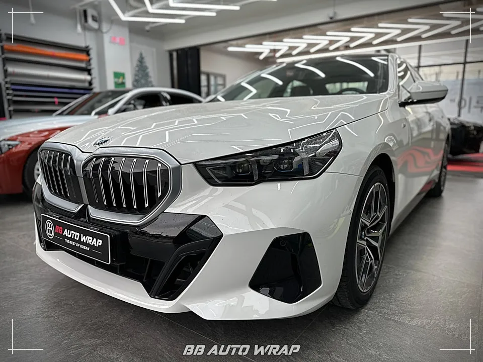 BMW 5 Series G60 カーラッピング事例｜クローム除去でM5風に 施工写真 3-1