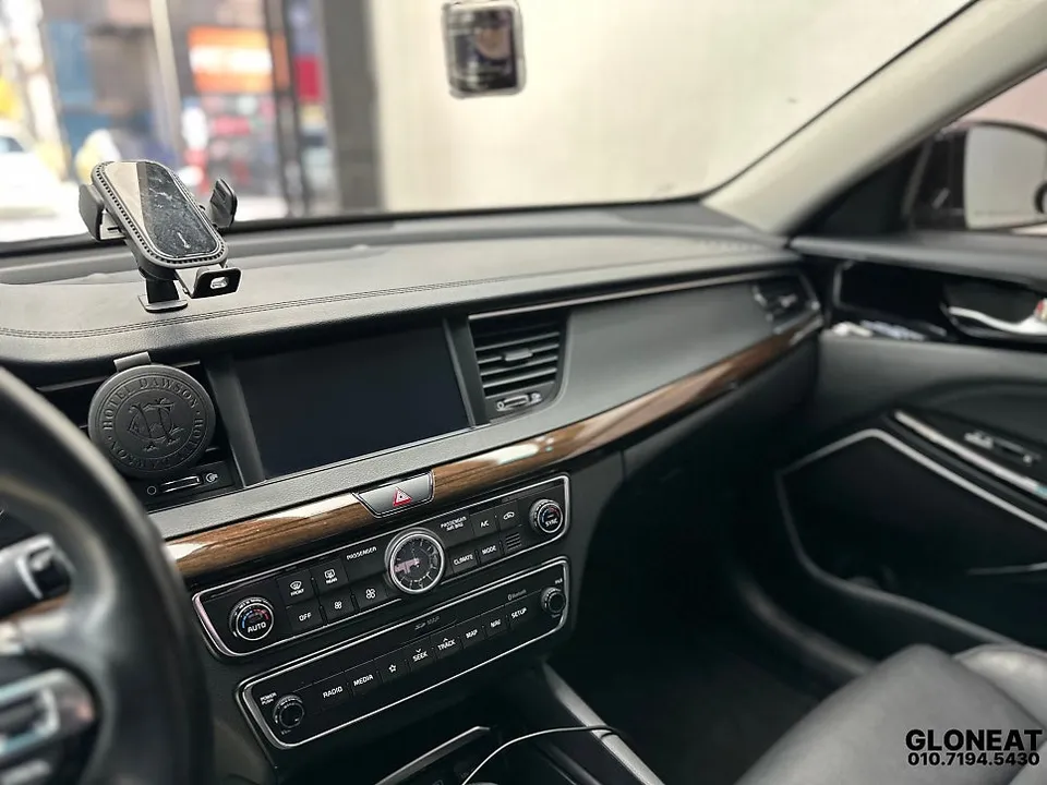 Kia K7のカーラッピング事例｜室内ウッド部分のカスタム 施工写真 2-1
