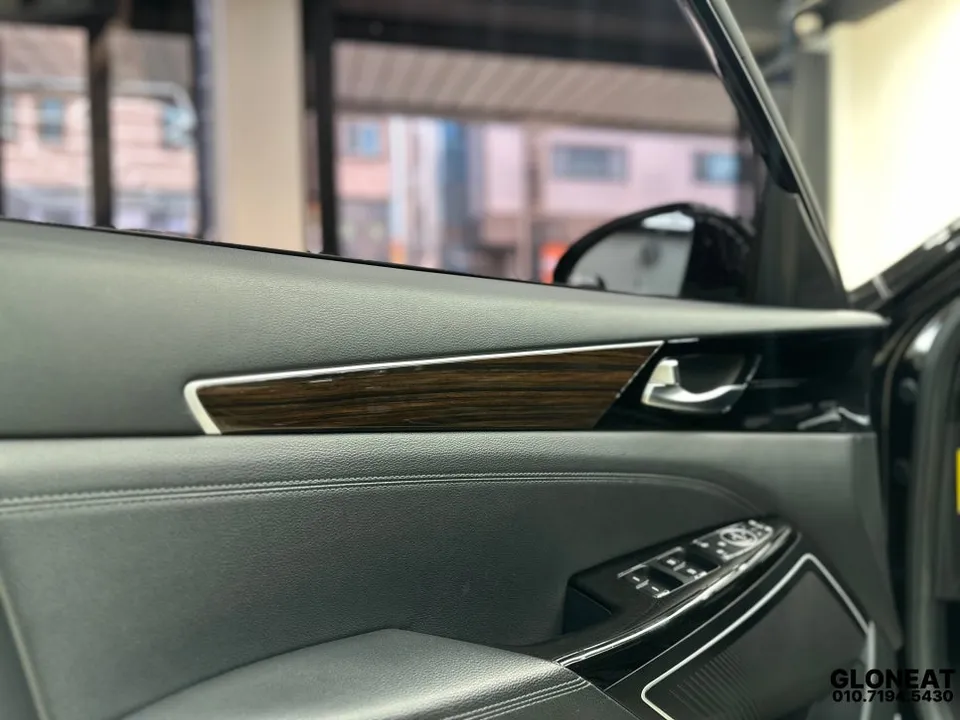 Kia K7のカーラッピング事例｜室内ウッド部分のカスタム 施工写真 3-1