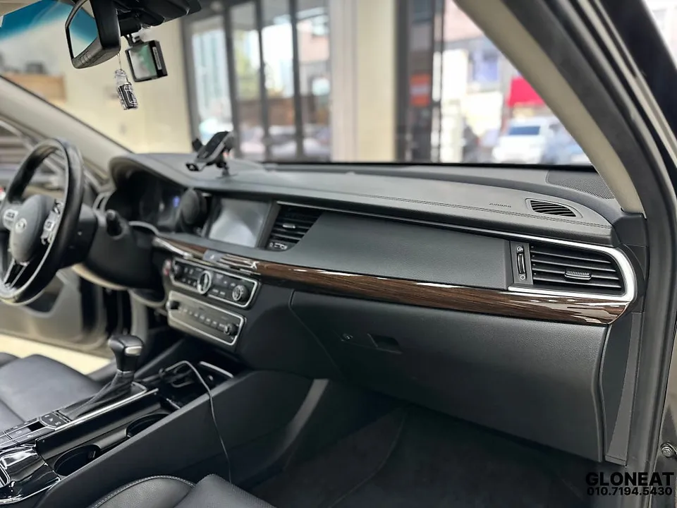 Kia K7のカーラッピング事例｜室内ウッド部分のカスタム 施工写真 1-2
