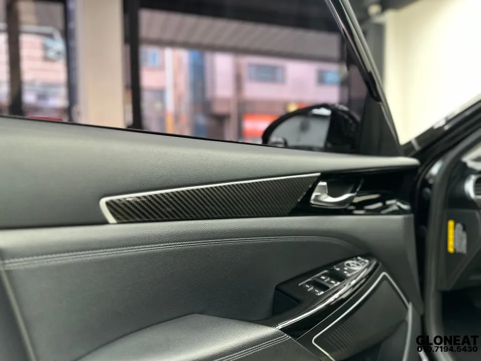 Kia K7のカーラッピング事例｜室内ウッド部分のカスタム 施工写真 2-2