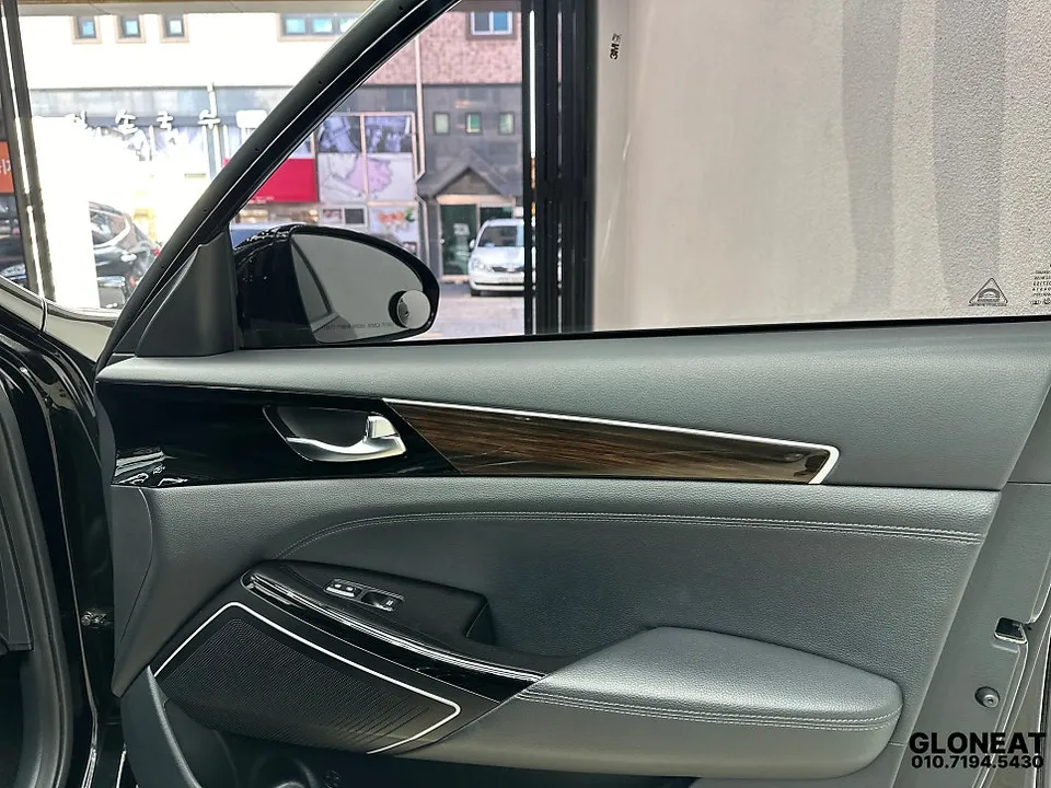 Kia K7のカーラッピング事例｜室内ウッド部分のカスタム 施工写真 3-2
