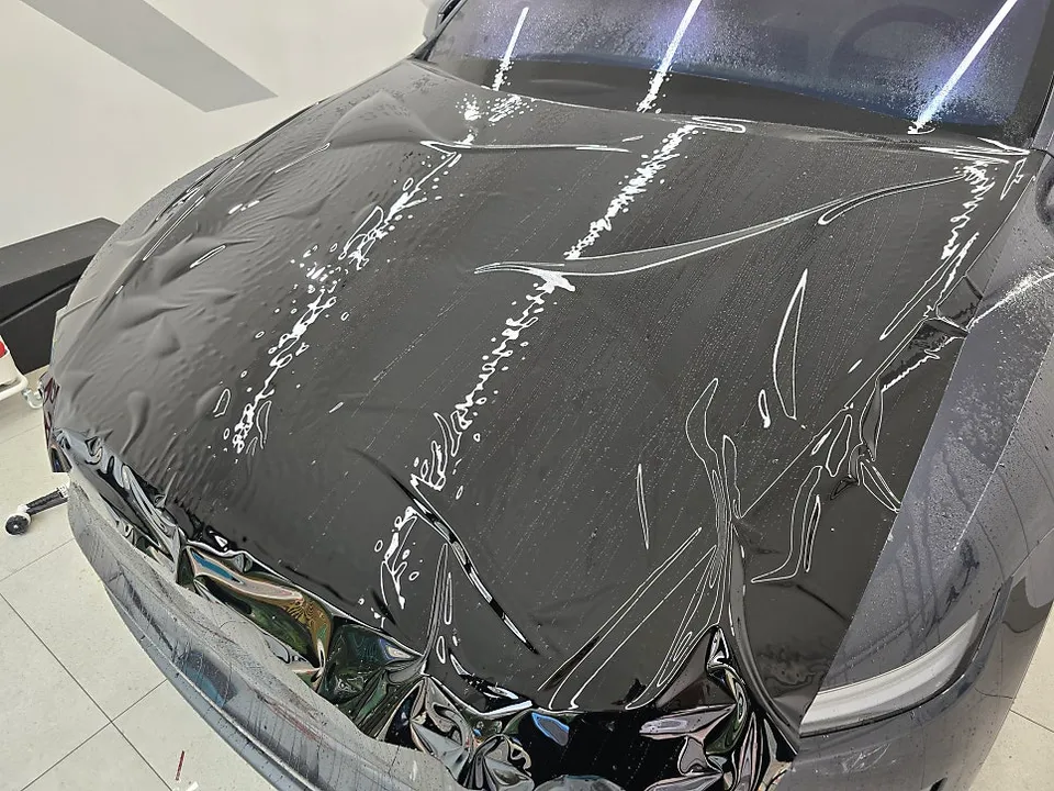 Tesla Model Y PPF施工事例｜深みある艶黒で個性を演出 施工写真 2-2