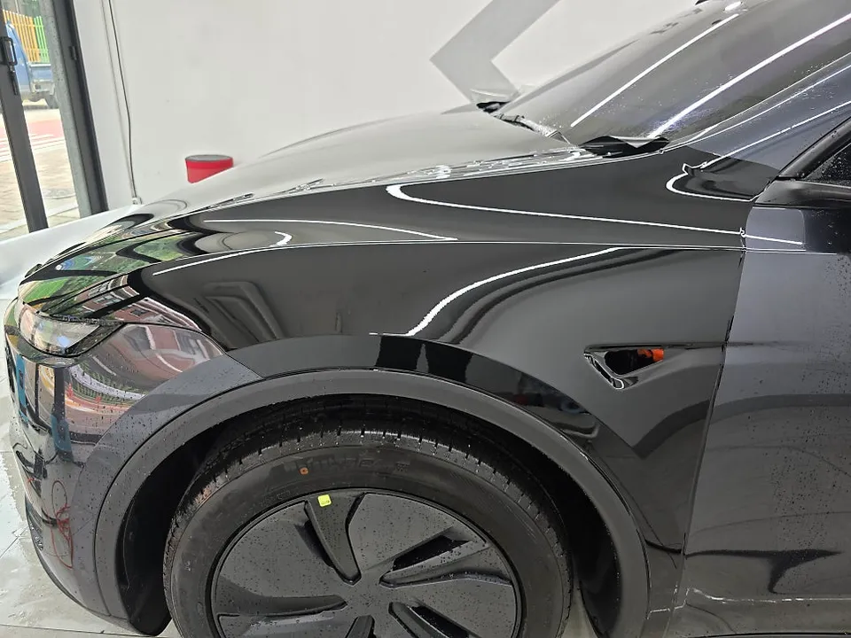 Tesla Model Y PPF施工事例｜深みある艶黒で個性を演出 施工写真 3-2